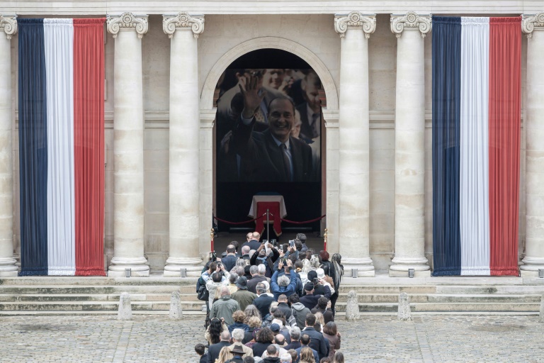 Dernier bain de foule pour Jacques Chirac, aux Invalides Dernier bain de foule pour Jacques Chirac, aux Invalides