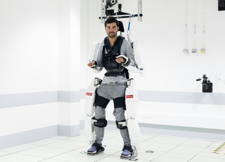 Un exosquelette connecté au cerveau permet à un patient tétraplégique de marcher