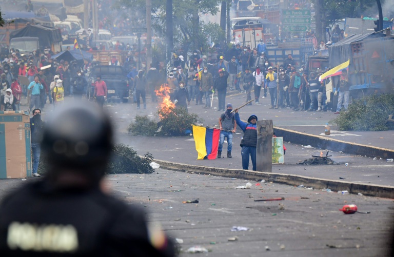 Equateur: chaos à Quito, couvre-feu autour des lieux de pouvoir