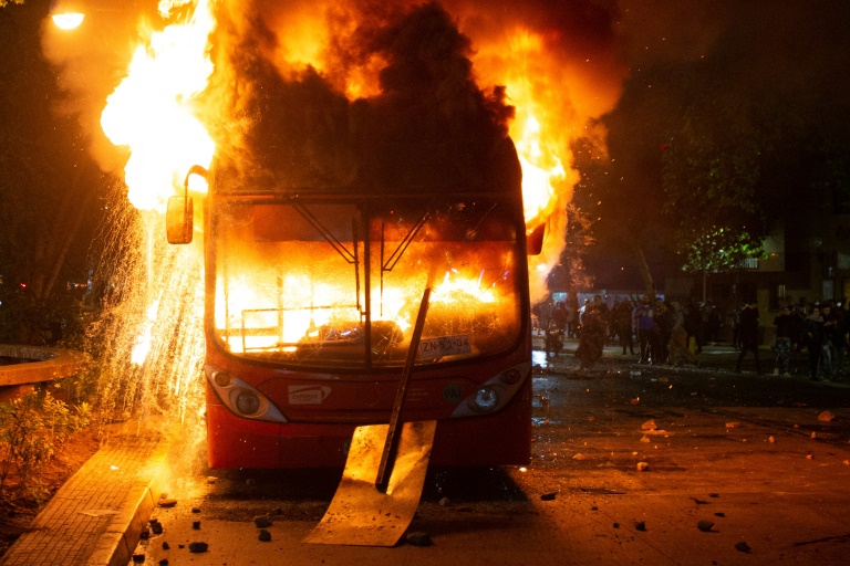 Chili: état d'urgence après de violentes manifestations dues à la hausse du prix du métro