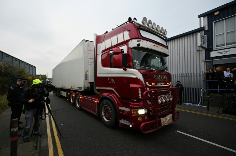 "Tragédie inimaginable" au Royaume-Uni : 39 corps découverts dans un camion venu de Belgique