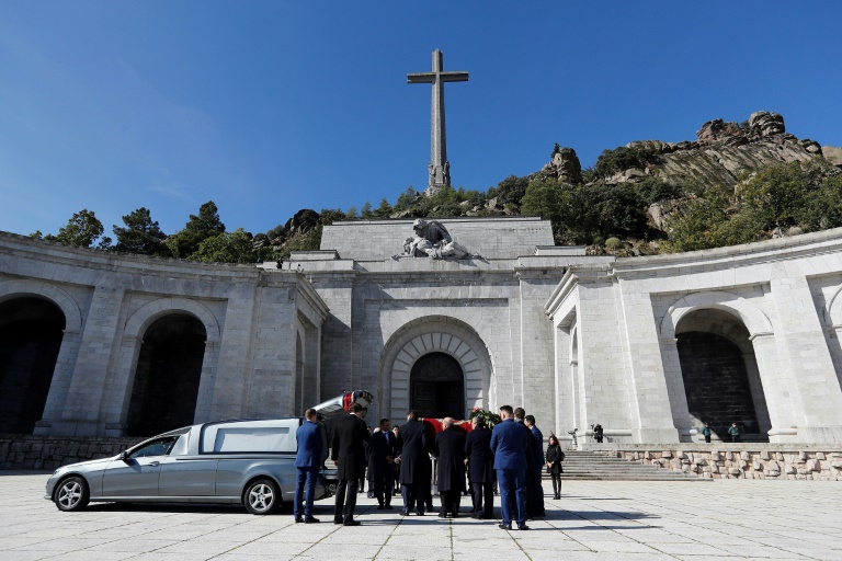L'Espagne exhume le dictateur Franco de son mausolée monumental