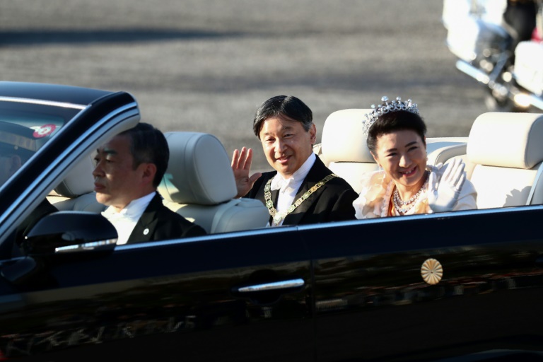 Défilé impérial: des milliers de Japonais acclament leur nouvel empereur