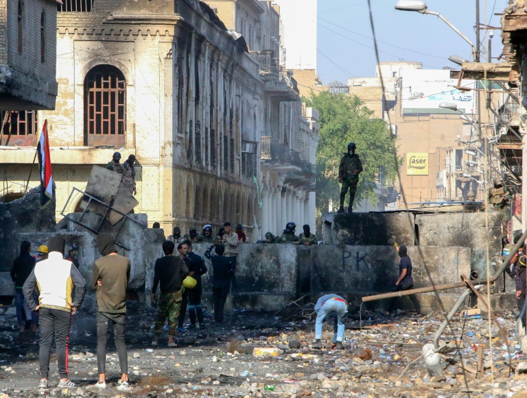 Les Irakiens restent dans la rue malgré l'engagement du Premier ministre à partir Les Irakiens restent dans la rue malgré l'engagement du Premier ministre à partir