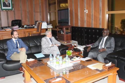 Le ministre de l’intérieur s’entretient avec l’ambassadeur d’Espagne en Mauritanie