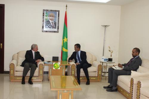 Le Premier ministre reçoit en audience l’ambassadeur d’Espagne en Mauritanie