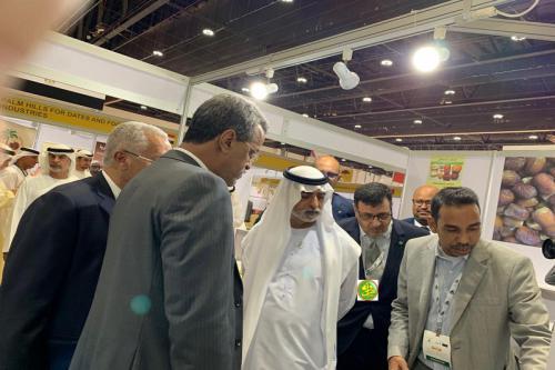 Le ministre de la Tolérance des Émirats arabes unis visite le pavillon mauritanien à la foire internationale des dattes