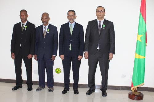 Le Premier ministre décore des fonctionnaires et employés de la Primature Le Premier ministre décore des fonctionnaires et employés de la Primature