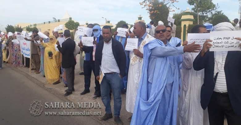 Des personnels non permanents protestent devant le premier ministère