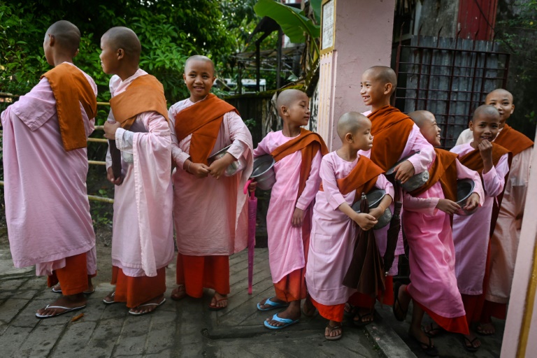 Tête rasée et monastère pour les jeunes filles qui fuient les violences en Birmanie