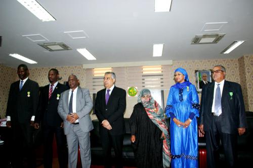 Le ministre de l’Economie décore des cadres et des employés de son département