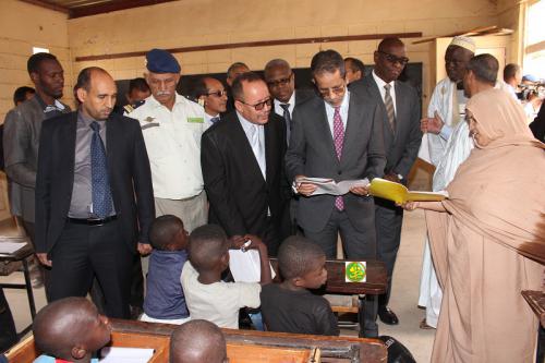 Le Premier ministre visite l’école Oughba Ibn Navee et s’enquiert de l’état de certains tronçons du réseau routier urbain de Nouakchott