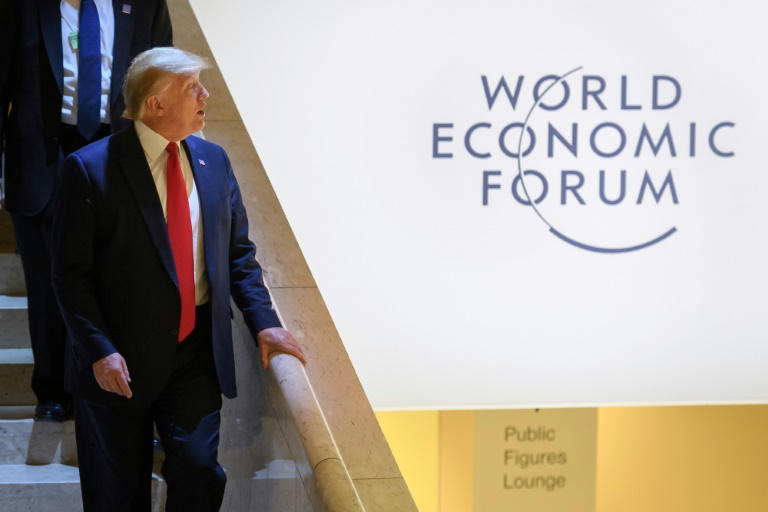 Le procès de Trump débute par une guerre de tranchées