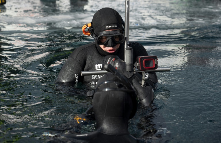 Un champion d'apnée trompe la mort sous la glace des Alpes autrichiennes Un champion d'apnée trompe la mort sous la glace des Alpes autrichiennes