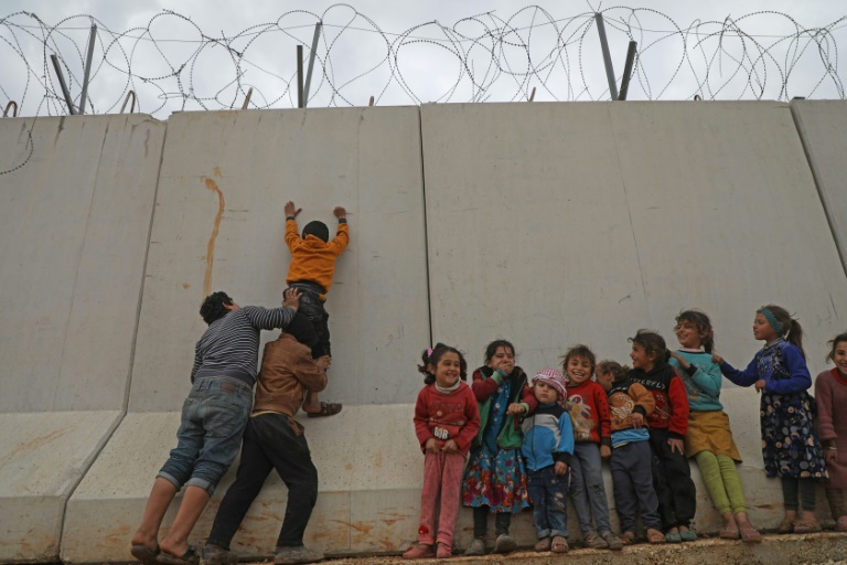 A la frontière turque, des Syriens rêvent de faire "tomber le mur"