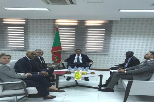 Le ministre de l'économie et de l'industrie reçoit le directeur régional de l'Agence Française de Coopération au Sahelv Le ministre de l'économie et de l'industrie reçoit le directeur régional de l'Agence Française de Coopération au Sahelv