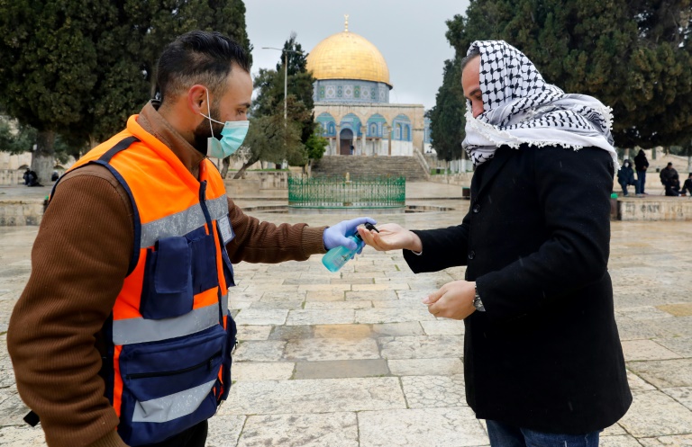 "Priez chez vous": de Rabat à Téhéran, autorités religieuses et fidèles s'adaptent au virus