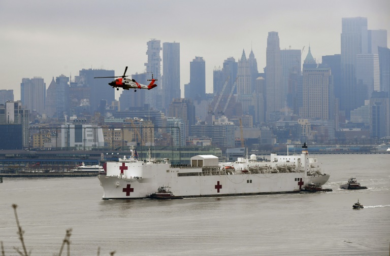 New York salue l'arrivée d'un navire-hôpital, l'épidémie s'accélère aux Etats-Unis