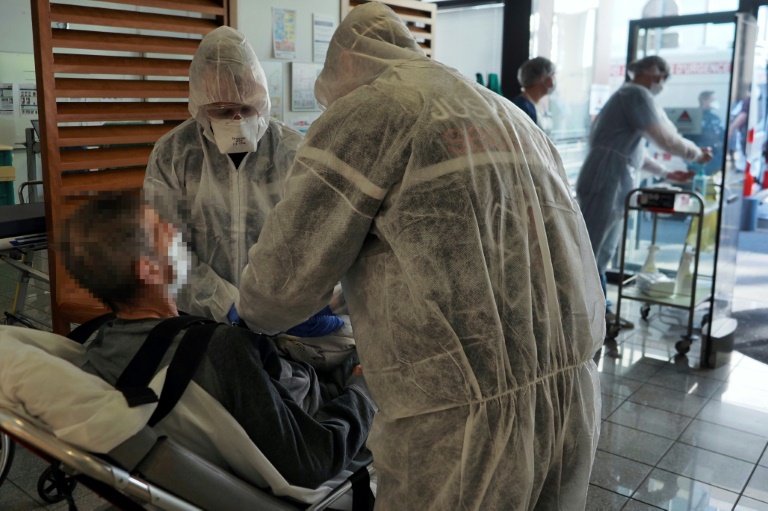 Virus: plus de 3.500 morts en France, des malades évacués pour soulager les régions saturées