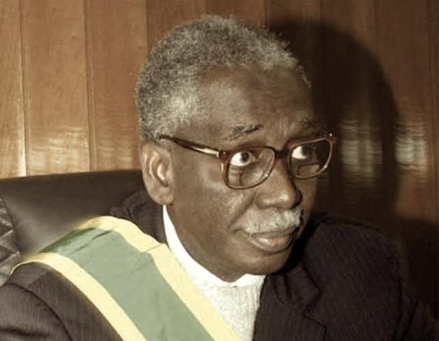 Le CEMGA se recueille sur la tombe de Ba M’Baré Le CEMGA se recueille sur la tombe de Ba M’Baré