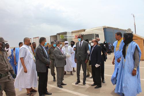 Le ministre du commerce visite le nouvel emplacement du déchargement des camions transportant les légumes
