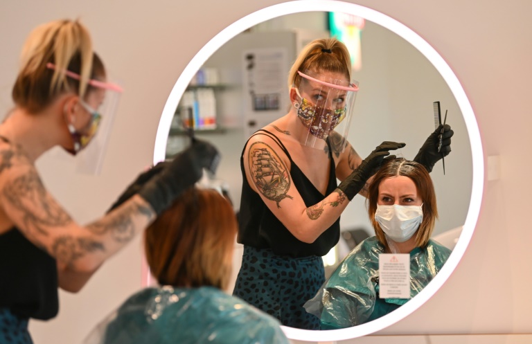 Déconfinement: dans un salon de coiffure, une mise en situation avant le jour J