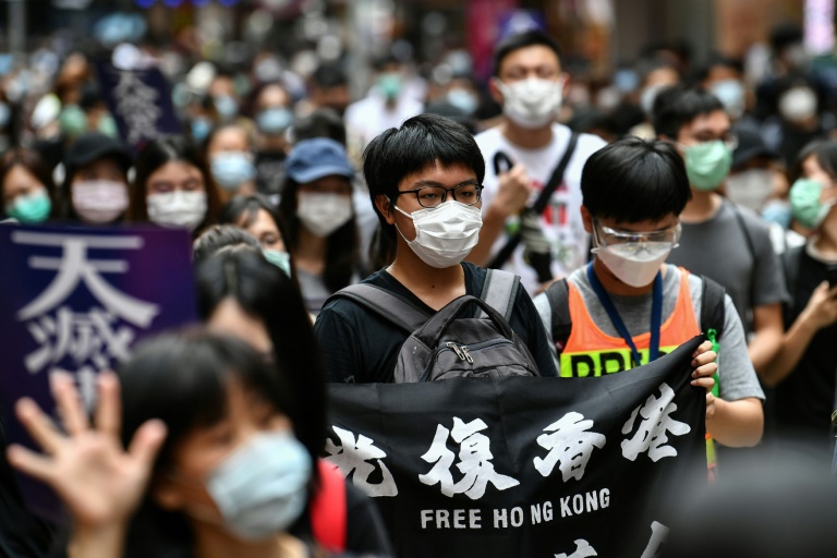 Des centaines de manifestants à Hong Kong, la police tire des lacrymogènes