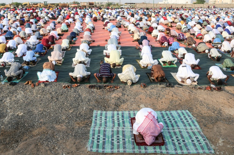 Virus: escalade des tensions sino-américaines, une fin de ramadan en demi-teinte