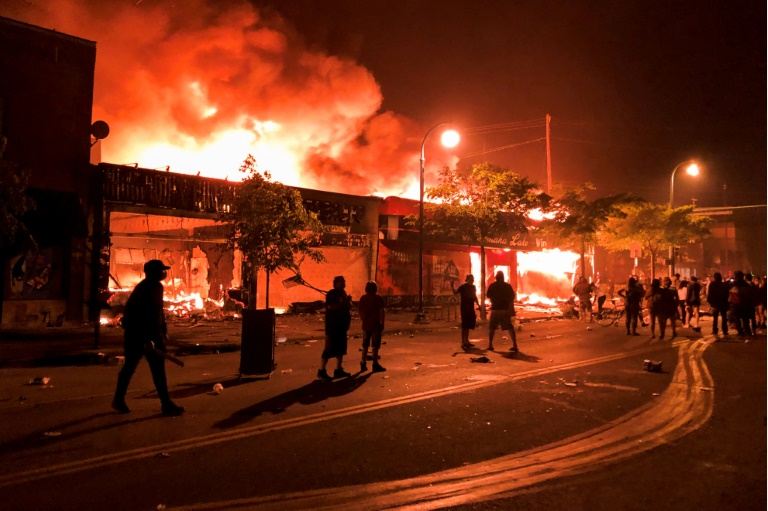 Minneapolis: un commissariat incendié après la mort d'un homme noir aux mains de la police