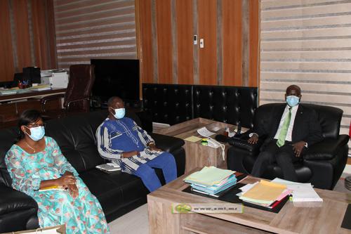 Le ministre de l’Intérieur reçoit l’ambassadeur du Burkina Faso