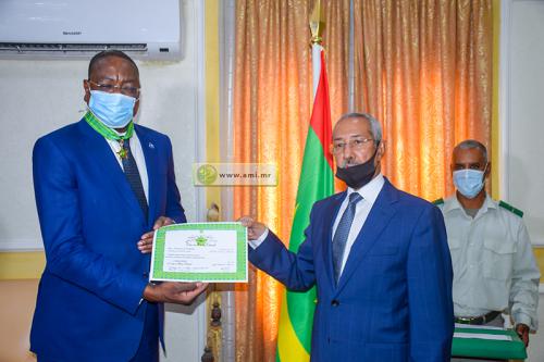 Le ministre de la Défense décore le chef de la mission multidimensionnelle intégrée des Nations Unies pour la stabilisation en RCA Le ministre de la Défense décore le chef de la mission multidimensionnelle intégrée des Nations Unies pour la stabilisation en RCA