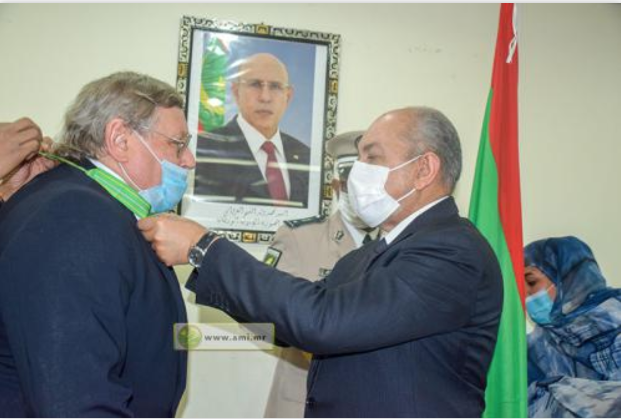 Le ministre de la justice, ministre des affaires étrangères par intérim décore l’ambassadeur russe en Mauritanie