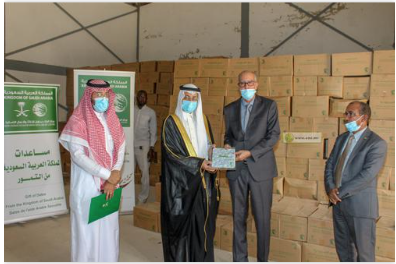 Le Commissariat à la Sécurité Alimentaire reçoit 100 tonnes de dattes, don du Royaume d'Arabie Saoudite Le Commissariat à la Sécurité Alimentaire reçoit 100 tonnes de dattes, don du Royaume d'Arabie Saoudite