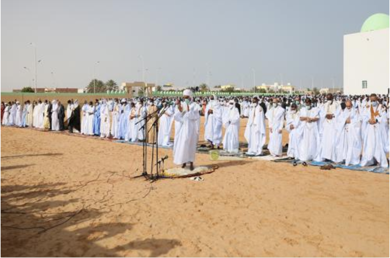 Le président de la République effectue la prière de l'Aïd al-Fitr dans l'ancienne mosquée
