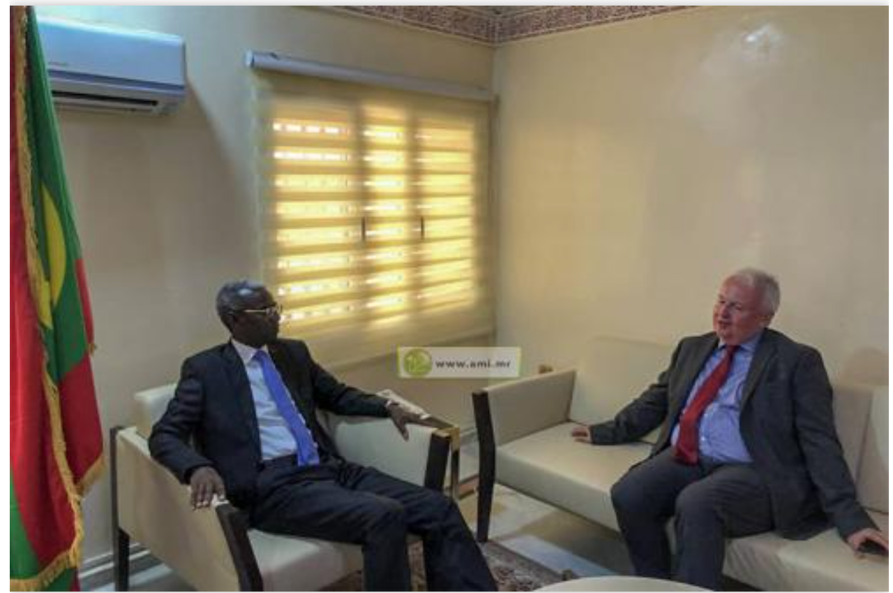 Le ministre de la Fonction publique reçoit l'ambassadeur de Grande Bretagne Le ministre de la Fonction publique reçoit l'ambassadeur de Grande Bretagne