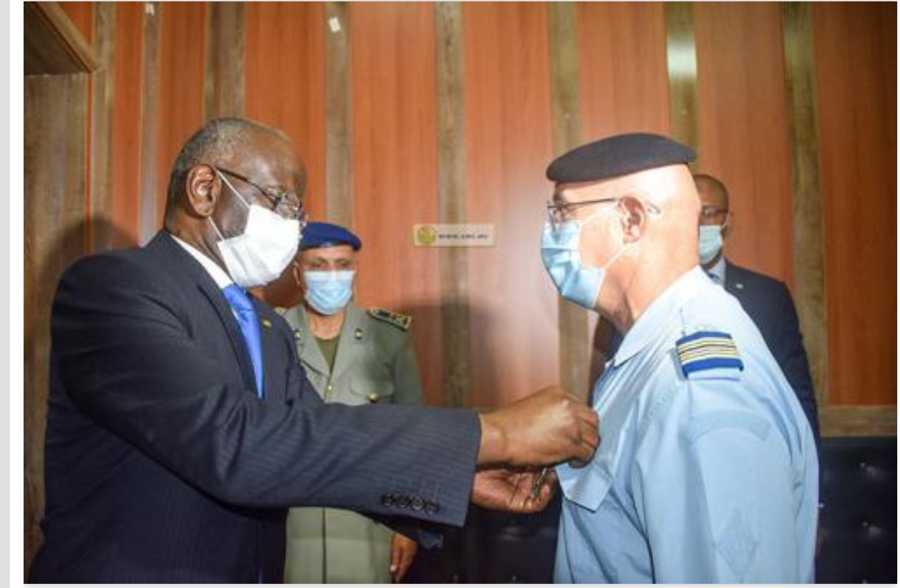 Décoration du conseiller du délégué général de la sécurité civile à l'occasion de la fin de sa mission en Mauritanie