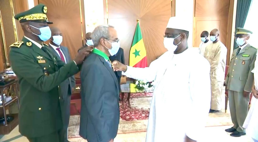 Macky Sall fait ses adieux à l’ambassadeur de Mauritanie au Sénégal SEM Cheikhna Ould Nenni au cours d’une grande cérémonie