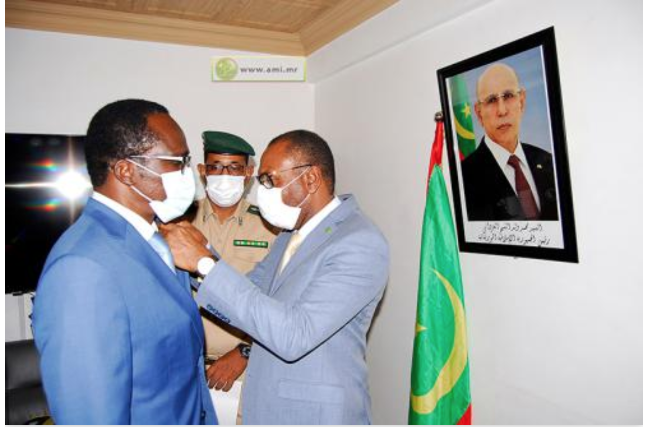 Le ministre de la Santé décore le Représentant de l’UNFPA