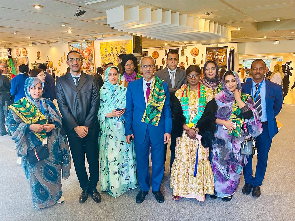 Son excellence Cheikhna Ould Nenni Ould Moulaye Zeine avec le personnel de la délégation mauritanienne à L'unesco