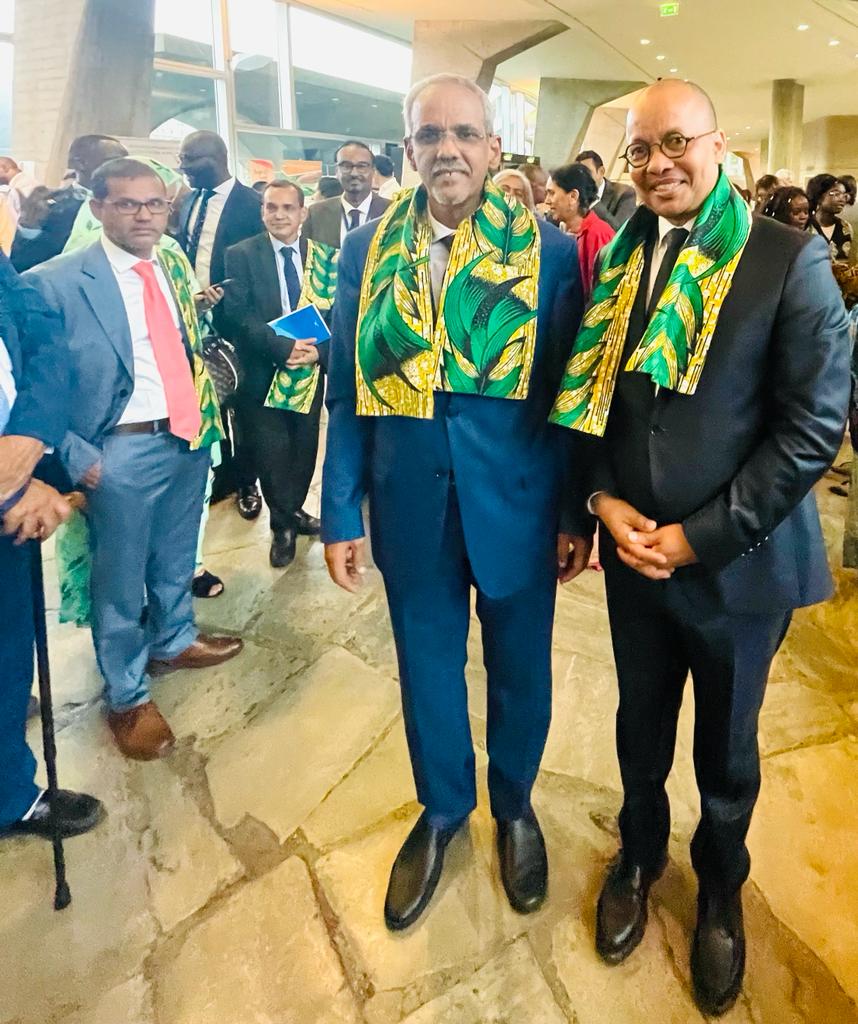 SEM Cheikhna Ould Nenni Ould Moulaye Zeine avec son excellence Souleymane Jules Diop, ambassadeur du Sénégal et Président du groupe africain