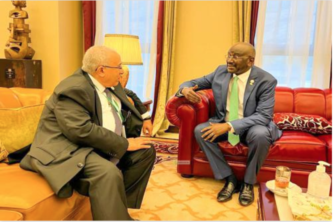Le ministre des Affaires étrangères rencontre son homologue algérien