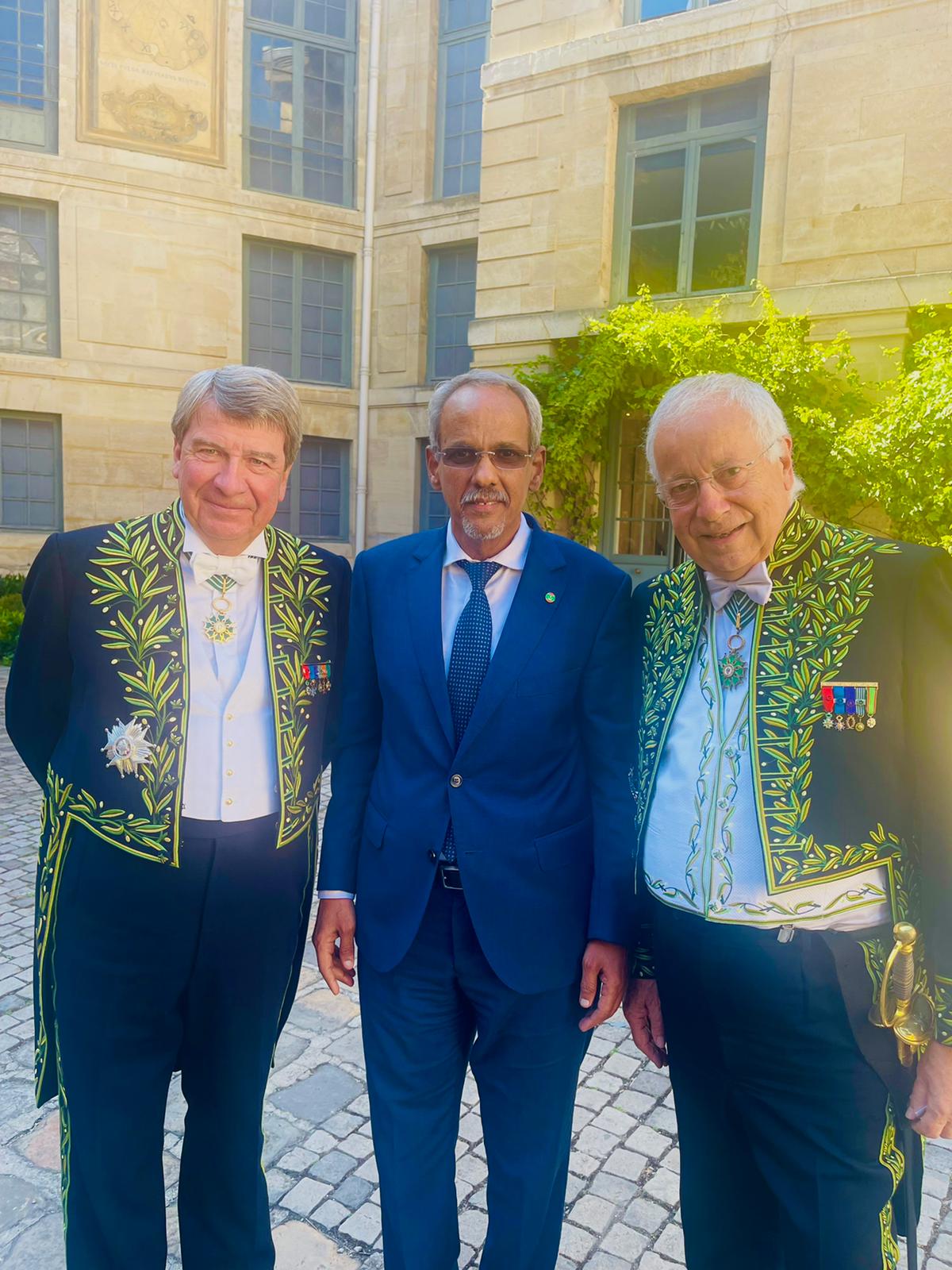 avec à droite Jean-Robert Pitte le secrétaire perpétuel et à gauche Xavier Darcos le chancelier de l'académie