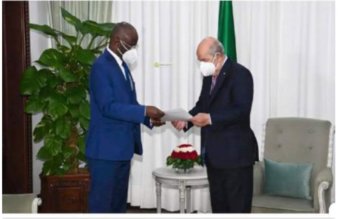 Le ministre des Affaires étrangères remet un message du Président de la République à son homologue algérien Le ministre des Affaires étrangères remet un message du Président de la République à son homologue algérien