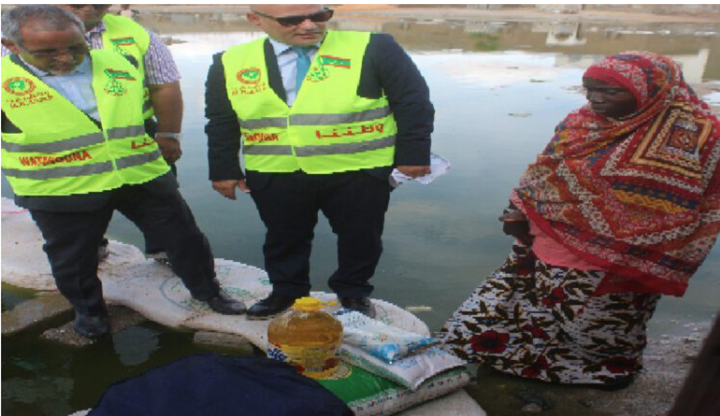 Distribution des paniers alimentaires à des familles à Nouakchott