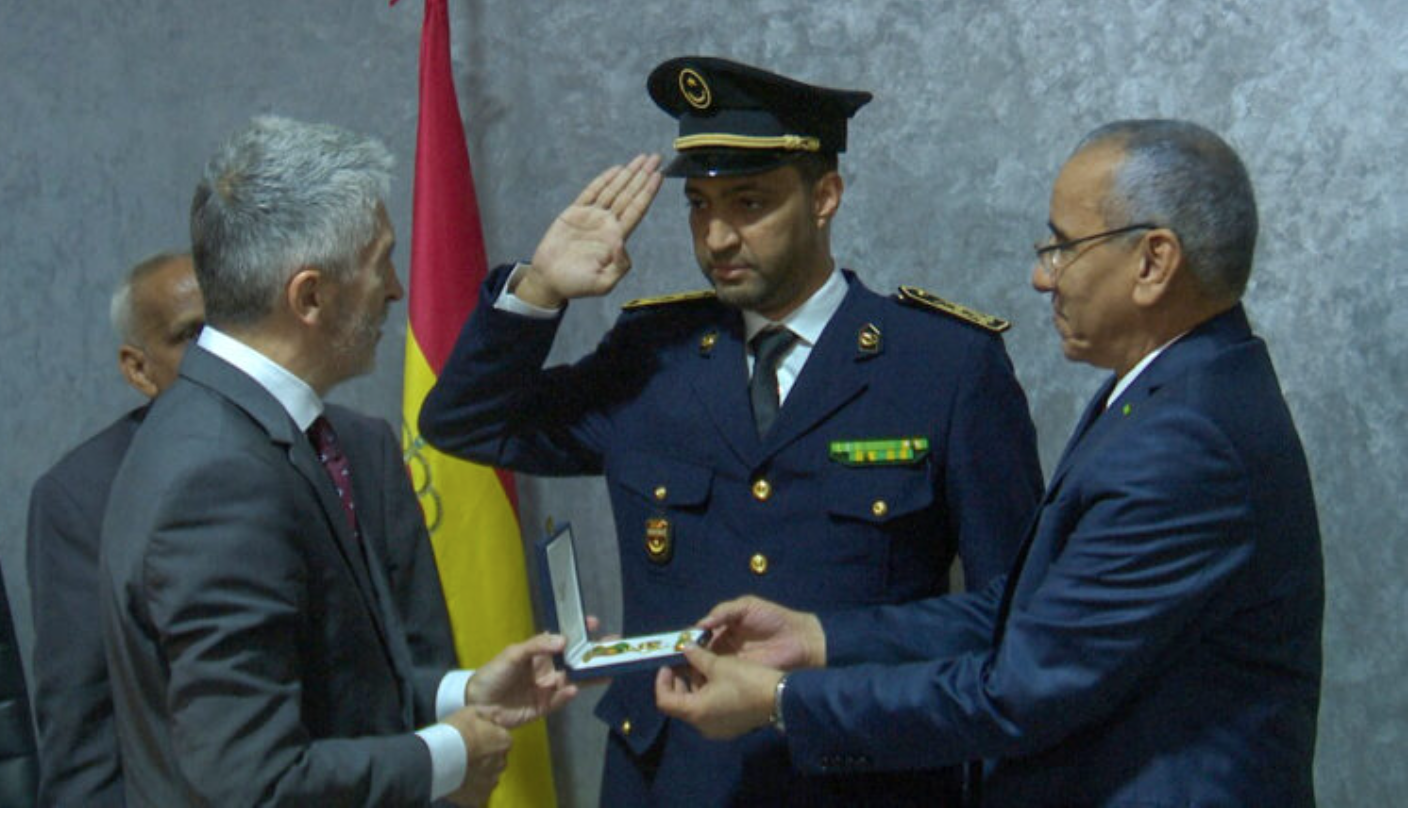 Le ministre espagnol de l’Intérieur décore un commissaire de police pour son rôle dans la lutte contre l’immigration