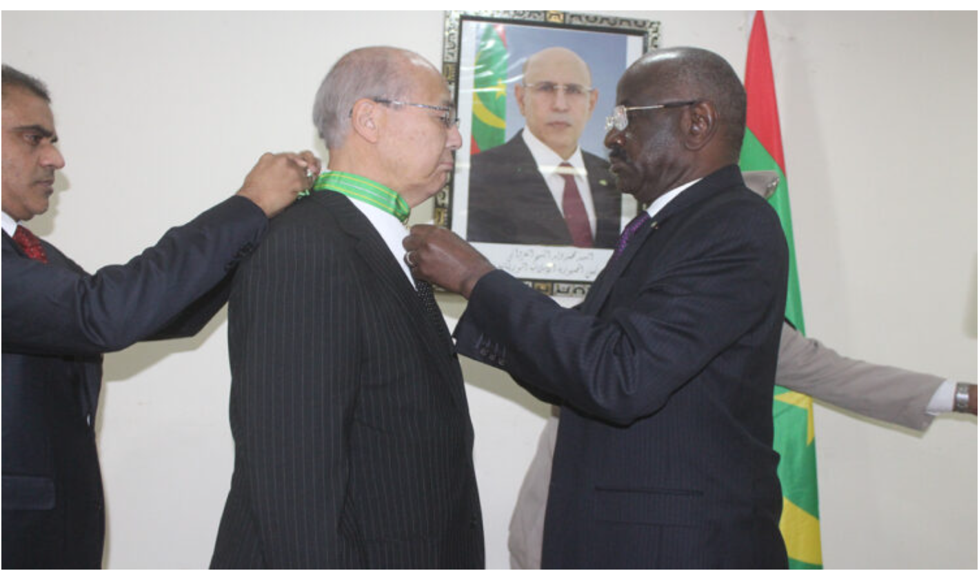 Le ministre des Affaires étrangères décore l’ambassadeur du Japon à l’occasion de la fin de sa mission en Mauritanie