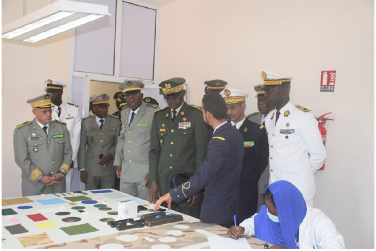 Le Chef d’Etat-Major des Armées, accompagné de son homologue sénégalais, visite une usine d’habillement militaire