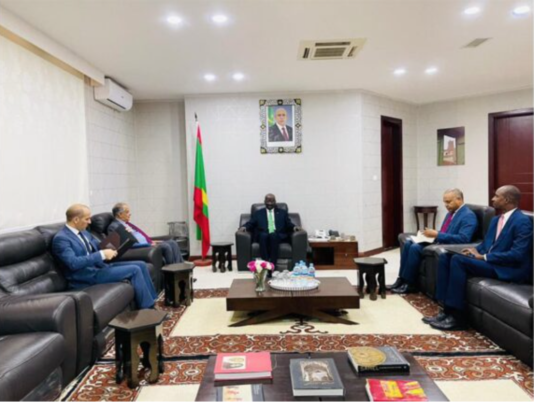 Le ministre des Affaires étrangères reçoit l’ambassadeur d’Algérie