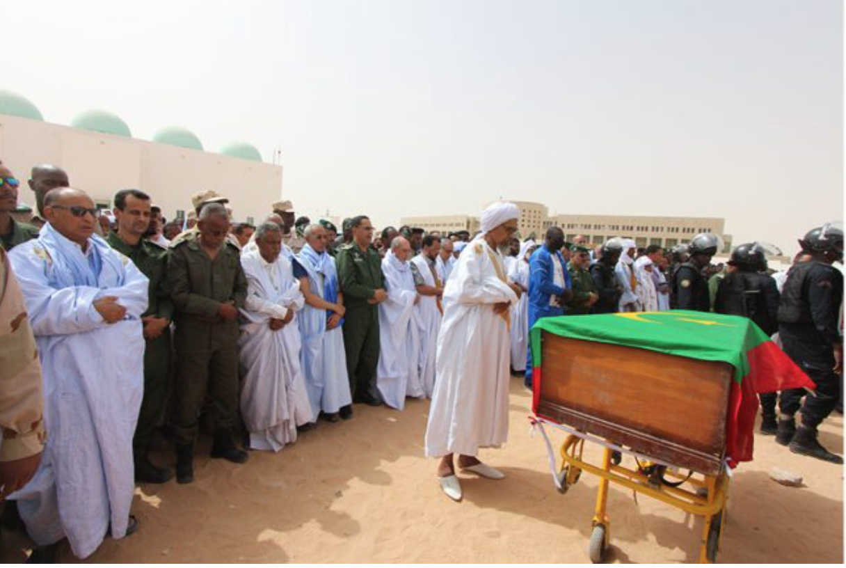 Accomplissement de la prière funéraire sur le corps du martyr de la patrie, le gendarme, Moustapha Ould El Khadir