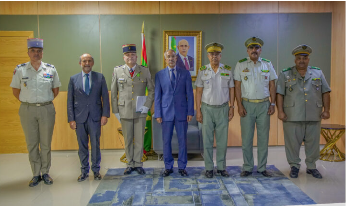 Le ministre de la Défense Nationale décore le Directeur de l’Enseignement au Collège de Défense du G5 Sahel